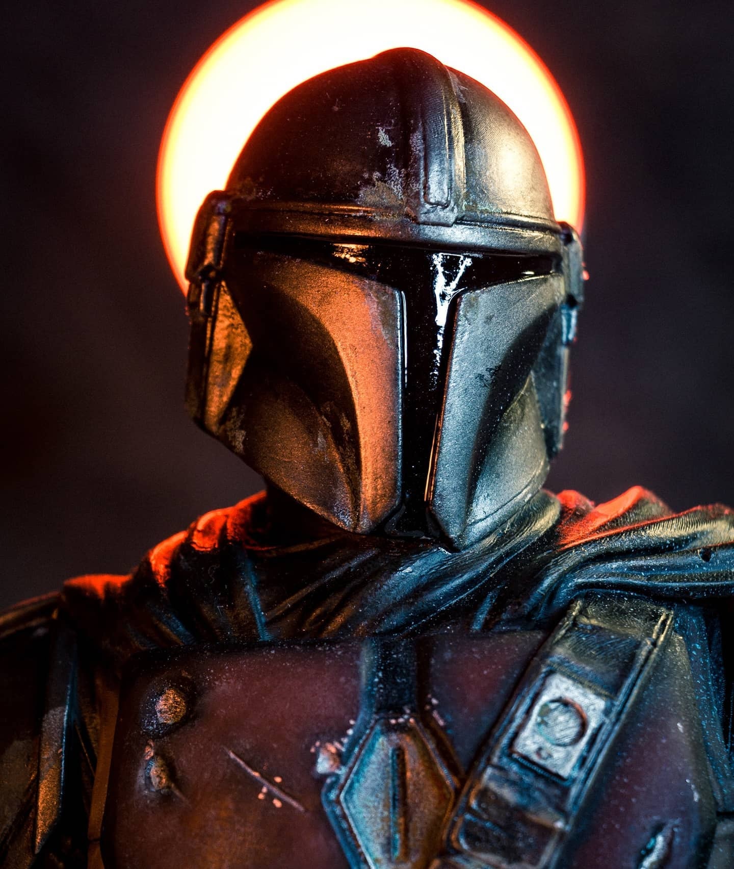 Mandalorian Bust with Grogu - Star Wars — view 3