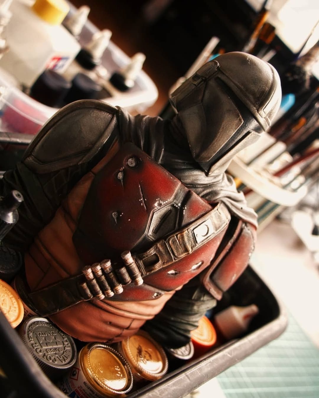 Mandalorian Bust with Grogu - Star Wars — view 5