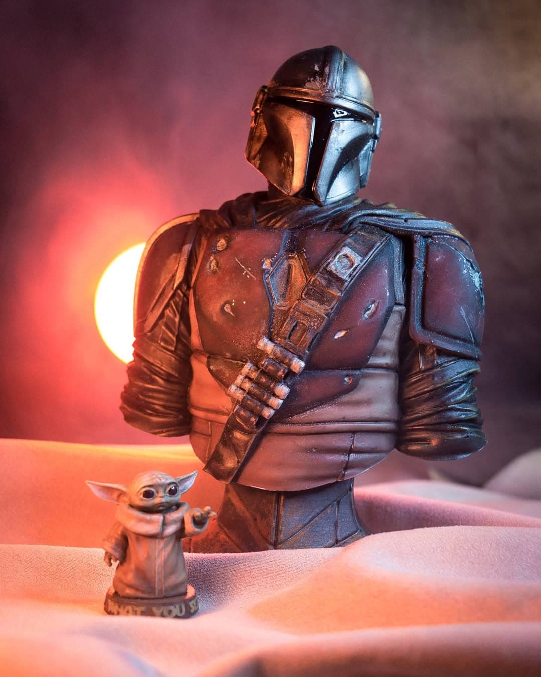 Mandalorian Bust with Grogu - Star Wars — view 1
