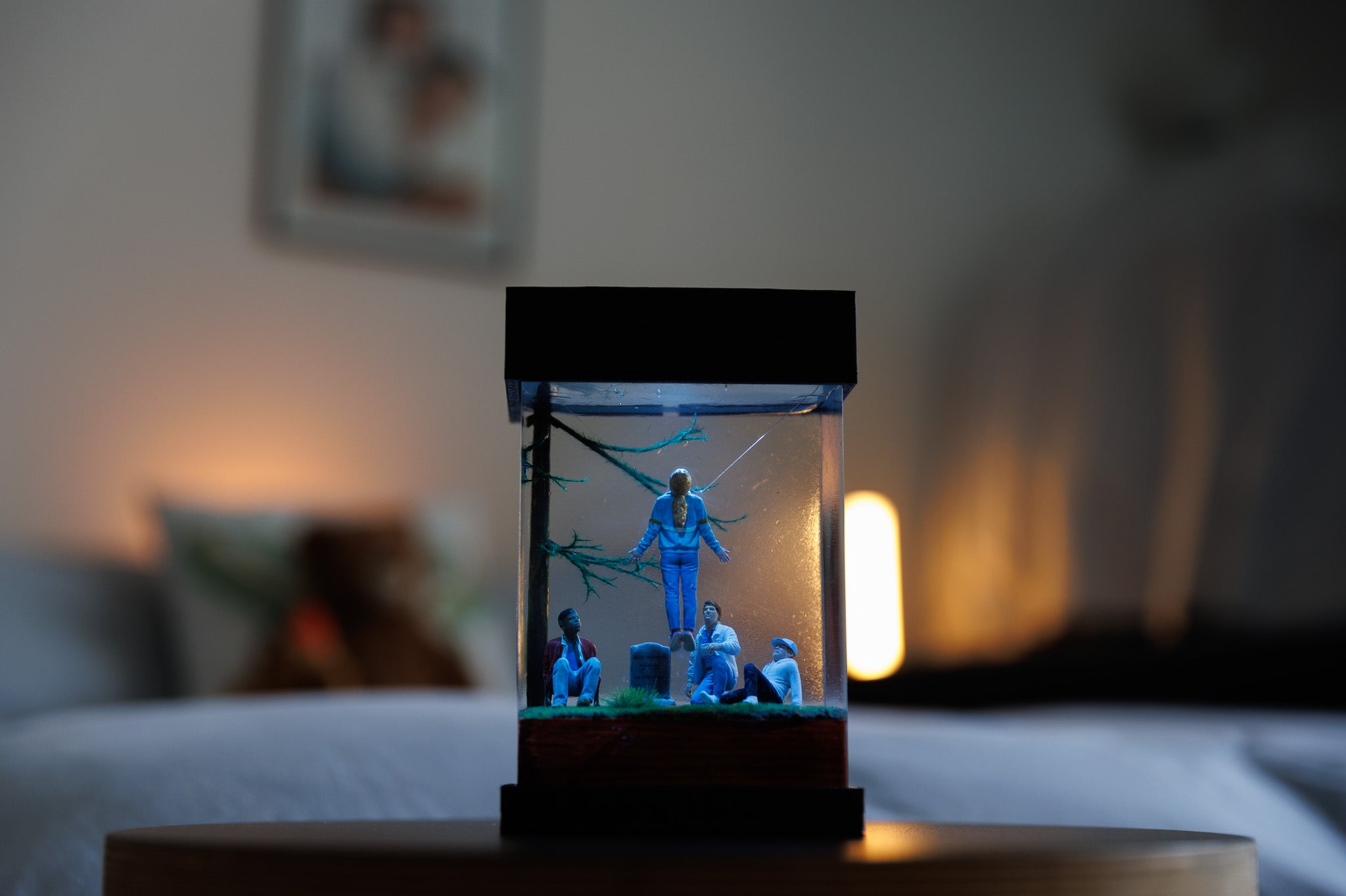 Miniature diorama Stranger things, Max Mayfield levitating, with people around a grave in a glass epoxy lamp on a dark background,  gift for stranger things fans