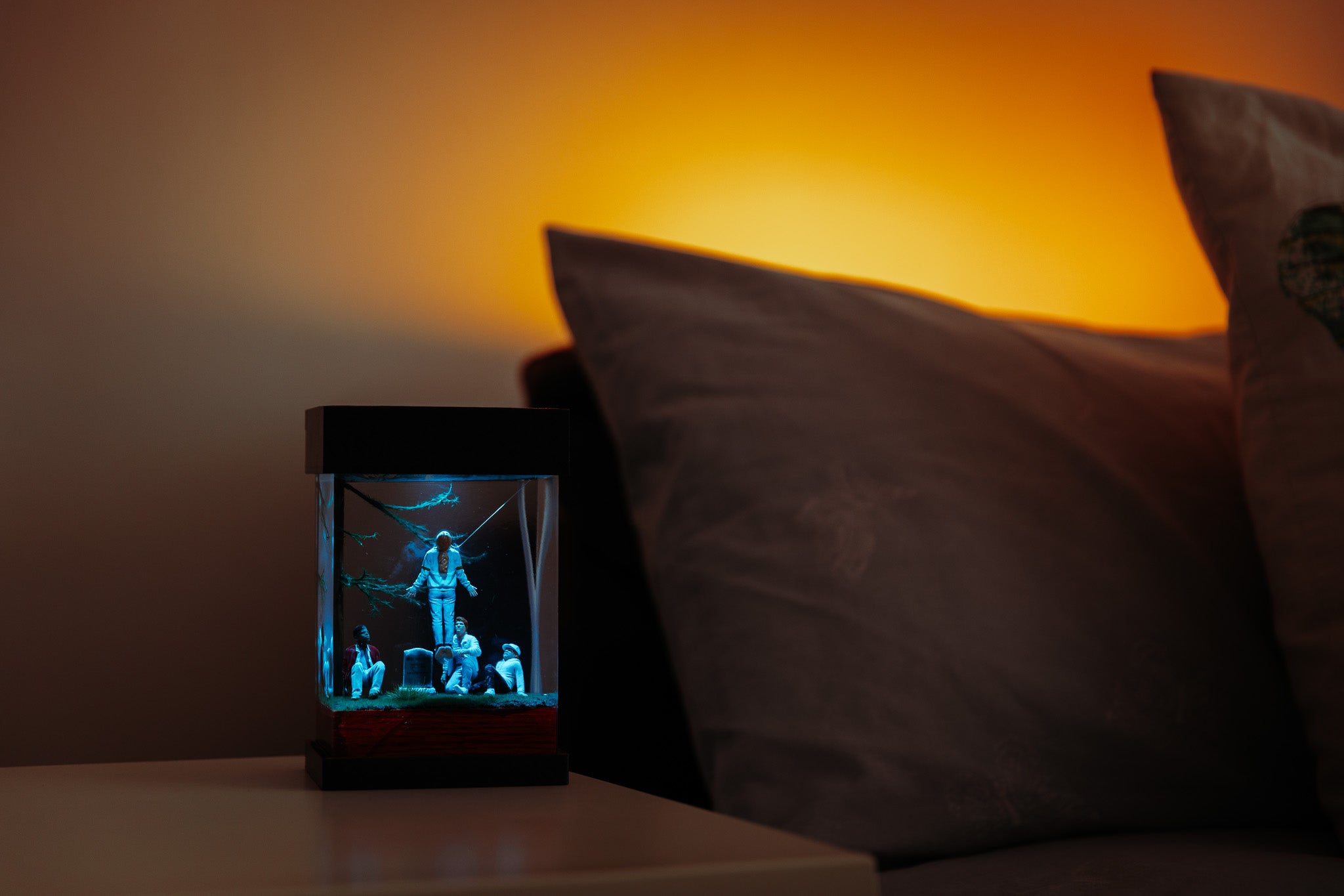 Miniature diorama Stranger things, Max Mayfield levitating, with people around a grave in a glass epoxy lamp on a dark background,  gift for stranger things fans