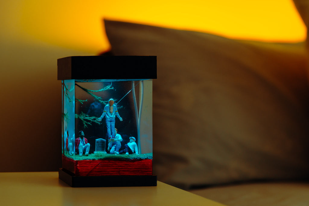Miniature diorama Stranger things, Max Mayfield levitating, with people around a grave in a glass epoxy lamp on a dark background,  gift for stranger things fans