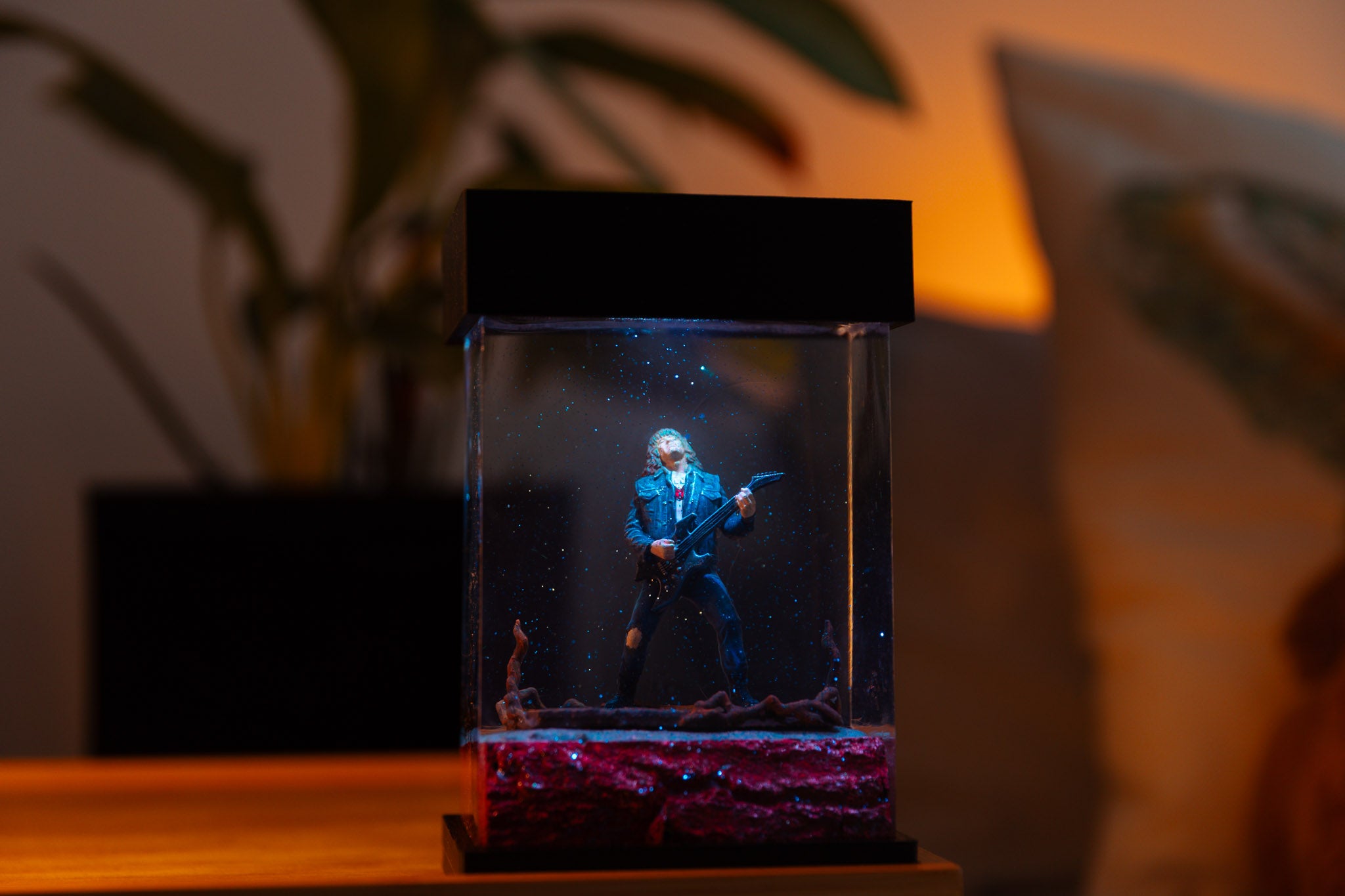 Miniature diorama Stranger things, Eddie Munson guitar scene, glass epoxy lamp, gift for stranger things fans