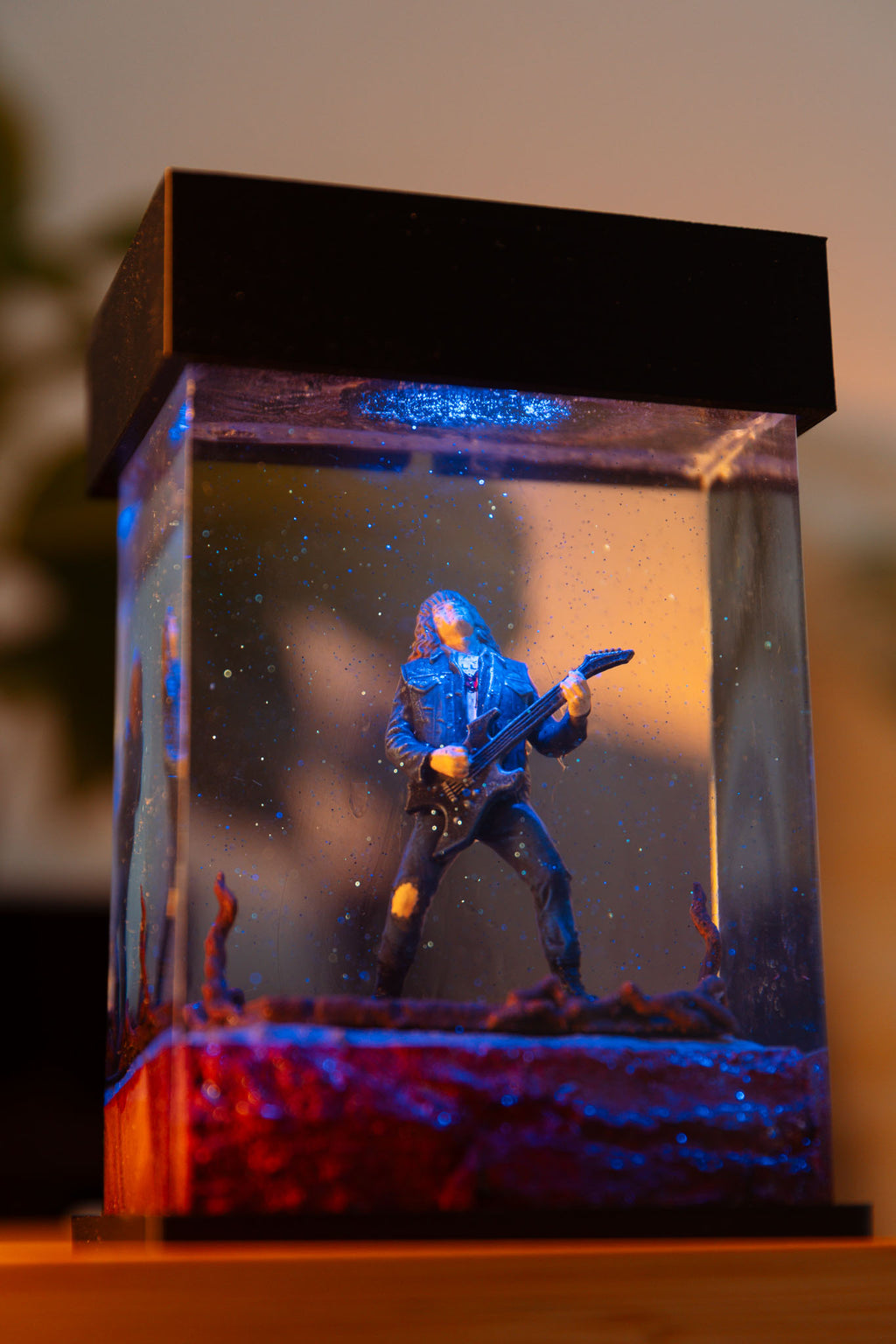 Miniature diorama Stranger things, Eddie Munson guitar scene, glass epoxy lamp, gift for stranger things fans